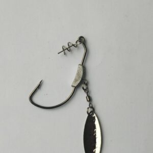 Anzuelo con plomo y cucharita plateada