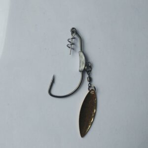 Anzuelo con plomo y cucharita dorada