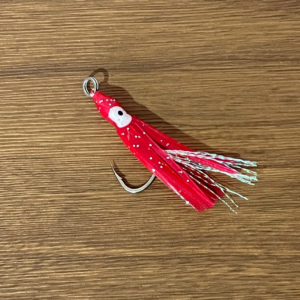 Asistente para jigs con calamar de goma rojo