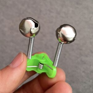 Alarma de pique: cascabeles con resortes y pinzas