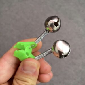 Alarma de pique: cascabeles con resortes y pinzas